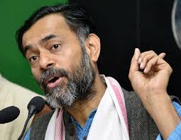 रिहा हुए योगेंद्र यादव