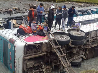 पेरू में बस के नदी में गिर जाने से 23 लोगों की मौत
