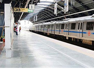 मेट्रो स्टेशन के कंट्रोलर को चाकू मारकर 12 लाख लूटे