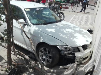 बीएमडब्ल्यू से लोगों को कुचलने वाले अभी भी पुलिस की पकड़ से बाहर