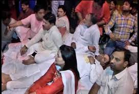दिल्ली सीएम के घर के बाहर धरने पर बैठे बीजेपी सांसद,
गिरी के समर्थन में आए बीजेपी नेता, बोले- माफी मांगें केजरीवाल