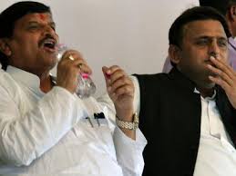 अखिलेश को मनाने पहुंचे शिवपाल