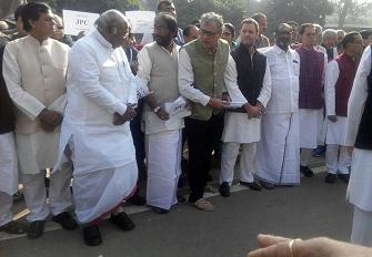 नोटबंदी के खिलाफ एकजुट विपक्ष धरने पर
