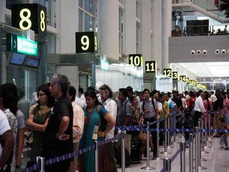 एयरपोर्ट की पार्किंग के बाथरूम में मिले कारतूस