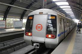 दिल्ली मेट्रो में कुल्हाड़ी लेकर चढ़ी महिला