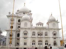 तख्त हरमंदिर में पहुंच रहे हैं सिख श्रद्धालु