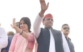 वाराणसी में अखिलेश, डिंपल और राहुल का रोड शो, सपा वर्कर्स ने किया पथराव