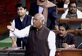 PM हर मुद्दे पर ट्वीट करते हैं, US में भारतीयों पर हमले के मामले में चुप क्यों हैं: खड़गे