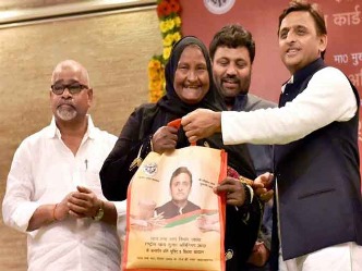 एक्शन में योगी अखिलेश की फोटो वाले राशन कार्ड रद्दकैसे मिलेगा राशन