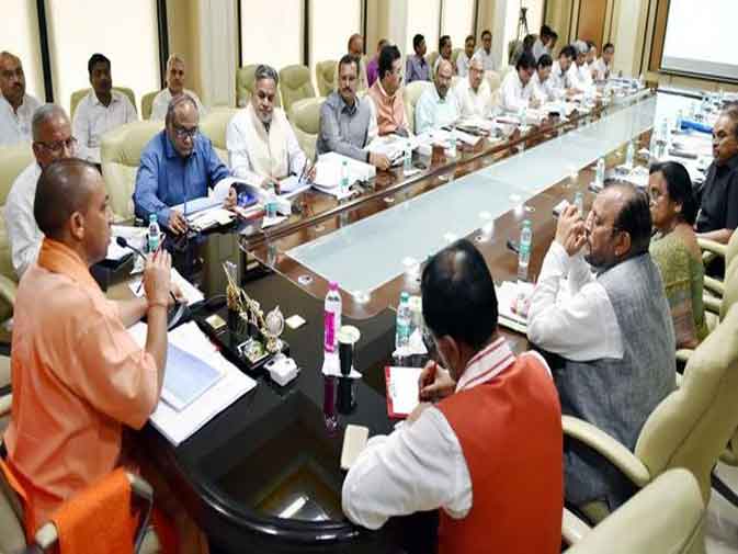 CM के फैसले रात 1 बजे तक चली योगी की बैठक 24 घंटे बिजली देने का वादा