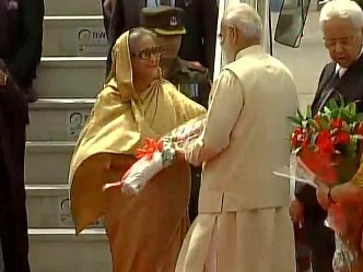 भारत-बांग्लादेश प्रोटोकॉल तोड़ शेख हसीना का स्वागत करने पहुंचे मोदी