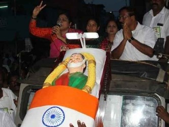 चुनावी तिकड़म जयललिता का शव लेकर प्रचार कर रहा है पनीरसेल्वम गुट