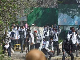 कश्मीर हिंसा घाटी में स्कूल-कॉलेज बंद महबूबा ने बुलाई कैबिनेट मीटिंग