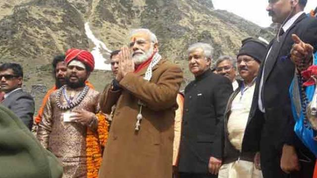 केदारनाथ धाम मंदिर में पहुचे मोदी,बाबा केदार का किया रुद्राभिषेक