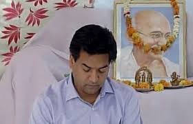 आप नेताओ पर विदेश दौरो पर उठाए सवाल, अनशन पर बैठे कपिल।