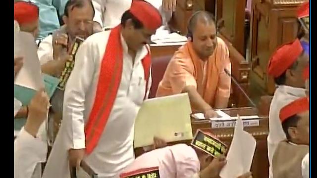 यूपी विधानसभा सत्र:विपक्ष का जोरदार हंगामा,राज्यपाल पर फेंके कागज