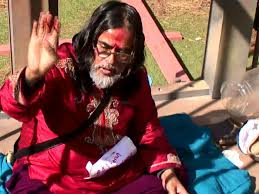 गोडसे की जयंती में मुख्य अतिथि बने स्वामी ओम, हुयी लात घूसों की बरसात