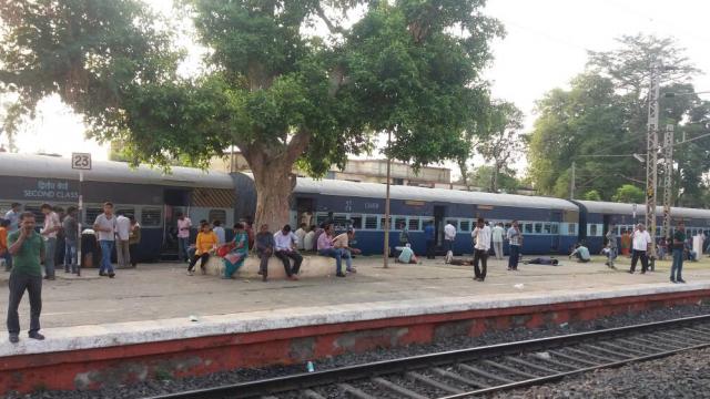 नक्सलियों ने झारखंड में रेलवे ट्रैक उड़ाया, नई दिल्ली-हावड़ा रूट ठप