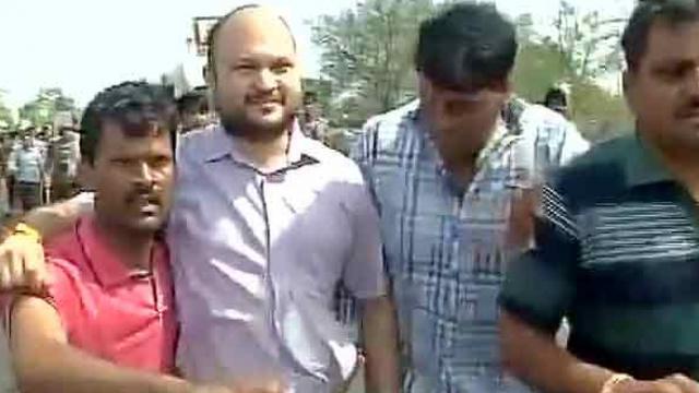 मंदसौर हिंसा (M.P.): किसानों को समझाने गए डीएम स्वतंत्र कुमार के साथ धक्का-मुक्की
