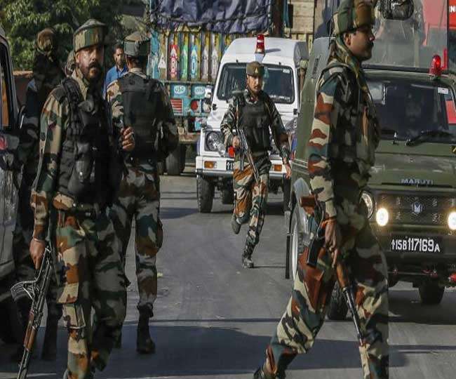 दक्षिण कश्मीर के शोपियां सेक्टर में हुआ आतंकी हमला...पुलिस के एसओजी कैम्प को बनाया निशाना