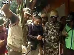 दार्जिलिंग: GJM के आॅफिस पर पुलिस ने मारे छापे, भड़के कार्यकर्ताऑ ने थाना फूंका,हथियार बरामद