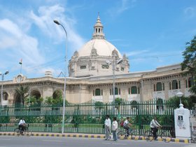 यूपी विस के अंदर मिला विस्फोटक CM योगी ने बुलाई बैठक