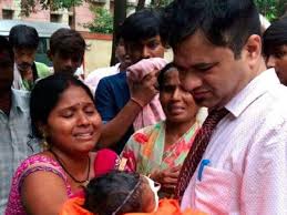 गोरखपुर हादसा : डॉ. कफील बने कुछ बच्चों के लिए फरिश्ता, सोशल मीडिया पर हो रही खूब सराहना