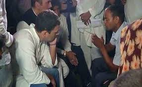 गोरखपुर हादसा: पीड़ितों से मिले राहुल गांधी, दिया नौकरी का भरोसा