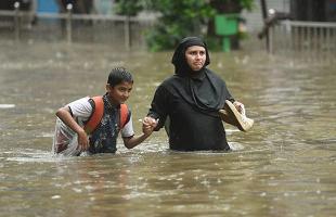 मुंबई में बारिश से लोगों को भारी परेशानी