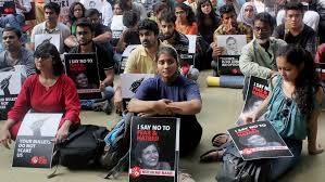छात्रसंघ चुनाव : ABVP प्रत्याशी वेंकट चौबे गौरी लंकेश की फोटो और एबीवीपी का पोस्टर लिए मांग रहे हैं वोट