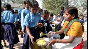 यूपी के 2915 स्कूलों में नहीं बंट रहा मिड-डे-मील....