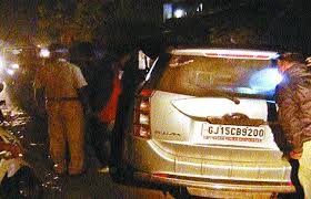 तेज चल रही स्कूटी को 50 मीटर तक घसीटते  ले गई कार , एक की मौत...