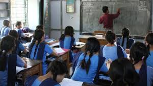 50 हजार वेतन लेने वाली टीचर ने स्कूल में मजदूरी पर रखा था पढ़ाने वाला और फिर...