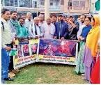 राजपूत महिलाओं ने उठाईं तलवारें कहा इतिहास से छेड़छाड़ बर्दाश्त नहीं