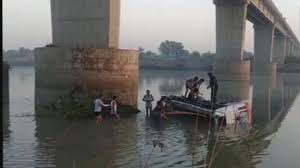 राजस्थान में भीषण हादसा: सवाई माधोपुर में बस नदी में गिरी, 32 की मौत