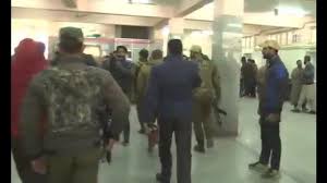 आतंकी हमला- पुलिस की बंदूक छीन आतंकी ने की फायरिंग, एक जवान शहीद 1 दहशतगर्द फरार
