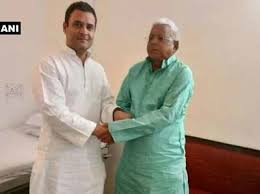 कांग्रेस अध्यक्ष राहुल गांधी ने एम्स में आरजेडी चीफ लालू यादव से की मुलाकात
