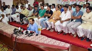 कर्नाटक चुनाव मे कांग्रेस और जेडीएस का आरोप हमारे कुछ विधायकों को तोड़ने की कोशिश कर रही है भाजपा