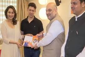 संपर्क फॉर समर्थन मे बीजेपी अध्यक्ष अमित शाह ने माधुरी दीक्षित से मुलाकात की