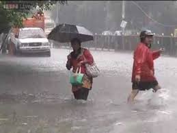 मुंबई मे मानसून ने दी दस्तक भारी बारिश से जगह-जगह जलभराव फ्लाइट डायवर्ट