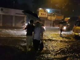 दिल्ली-NCR में मौसम बदला दिन में छाया अंधेरा बारिश के आसार भारी बारिश से मुंबई में आफत