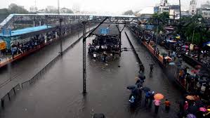 मुंबई बारिश में रेलवे स्टेशनों पर फंसे यात्रियों को बाहर निकालने में लगी नौसेना