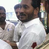 आंध्र प्रदेश में वाईएसआर कांग्रेस चीफ जगनमोहन रेड्डी की बांह पर चाकू मारा
