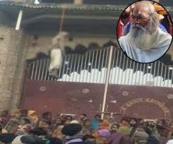 यूपी: रायबरेली में मंदिर के गेट पर लटका मिला पुजारी का शव