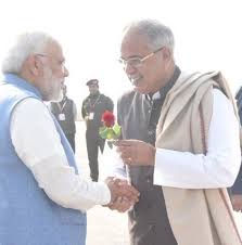 रायपुर पहुंचे पीएम मोदी, बघेल ने स्वागत किया मोदी ने सीएम बनने की बधाई दी