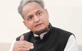 राजस्थान के मुख्यमंत्री अशोक गहलोत ने परिवार के साथ जोधपुर में डाला अपना वोट