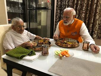PM मोदी ने गांधीनगर में की मां से मुलाकात, साथ बैठकर खाया खाना