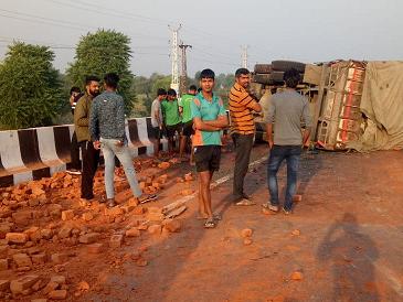 शराब की बोतलों से भरे ट्रक ने ईटों से भरे ट्रैक्टर को पीछे से टक्कर मारी