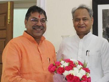 भाजपा प्रदेशाध्यक्ष सतीश पुनिया,मुख्यमंत्री अशोक गहलोत से मिलने उनके आवास पहुंचे