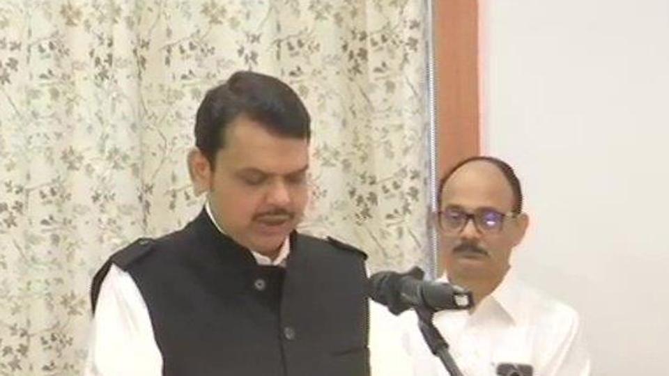 महाराष्ट्र में बड़ा सियासी हेरफेर, देवेंद्र फडणवीस बने सीएम औरअजित पवार डिप्टी सीएम